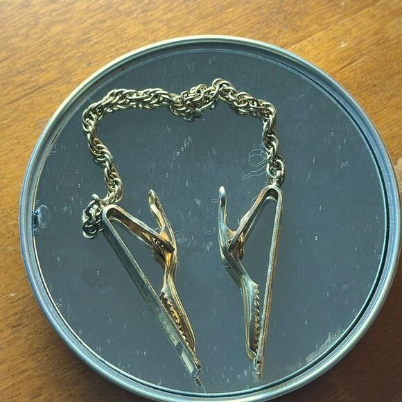Vintage gold tone sweater clips - Picture 2 of 4